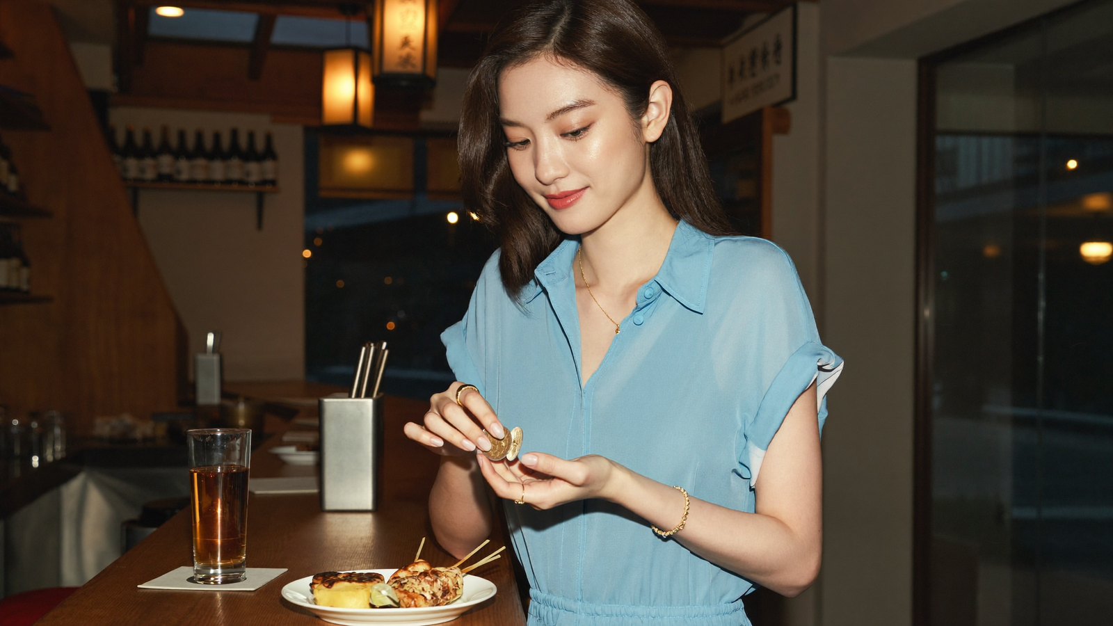 다치노미 카운터에서 현금으로 주문하고 꼬치 안주와 하이볼을 받는 장면